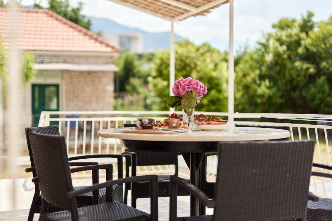 Waikiki Beach House Vila Tivat Exterior foto