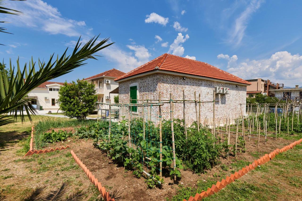 Waikiki Beach House Vila Tivat Exterior foto